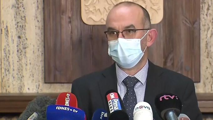Ministr zdravotnictví Blatný před novináři popírá, že v minulosti žádal odstoupení premiére Babiše.