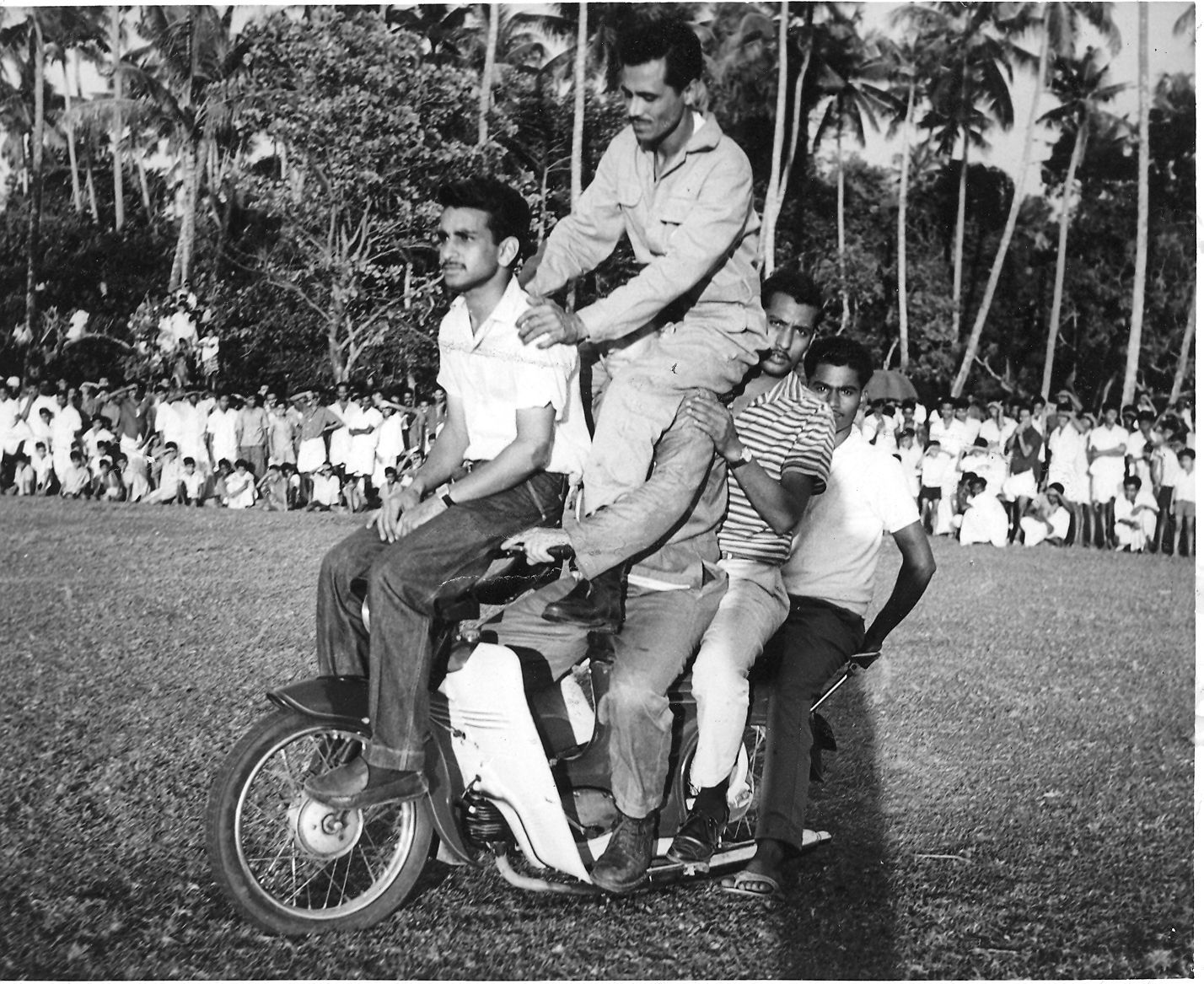 Fotografie z knihy Jawa – The Forever Bike autora Adila Jal Darukhanawaly