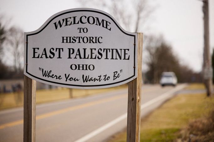 Vlak převážející chemikálie měl nehodu v americkém městě East Palestine.