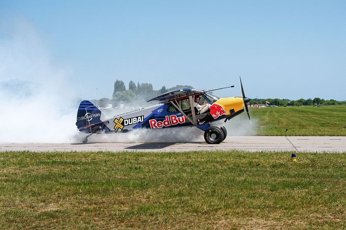 Pilot Łukasz Cziepiela a jeho letadlo, se kterým přistál na střeše mrakodrapu Burž al-Arab, Aviatická pouť Pardubice, květen 2023