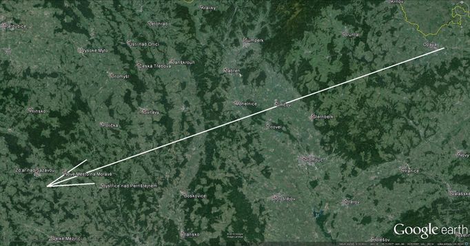 Průmět atmosférické dráhy bolidu EN091214 na zemský povrch (bílá šipka). Délka vyfotografované atmosférické dráhy byla 170 km a bolid jí uletěl za 9 sekund.