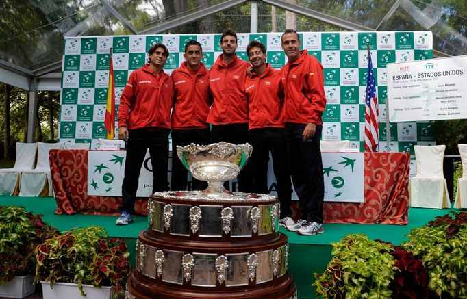 Španělští tenisté David Ferrer, Nicolas Almagro, Marcel Granollers, Marc Lopez a kapitán Alex Corretja během oficiálního losování semifinálových utkání Davis Cupu 2012.