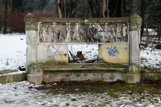 Balneopark Vincenze Priessnitze. Mramorová lavice "Návrat Germánů z lovu" u Anglické vily. Někdejší stav.