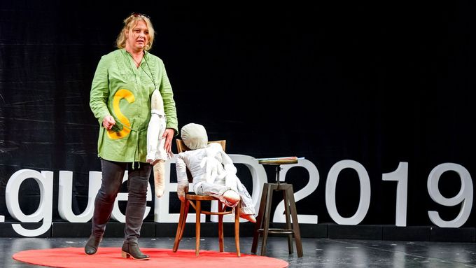Irena Kašparová během svého výstupu ne TEDxPragueED 2019, akce, jež si zve inspirativní řečníky, kteří mají co říct ke vzdělávání.