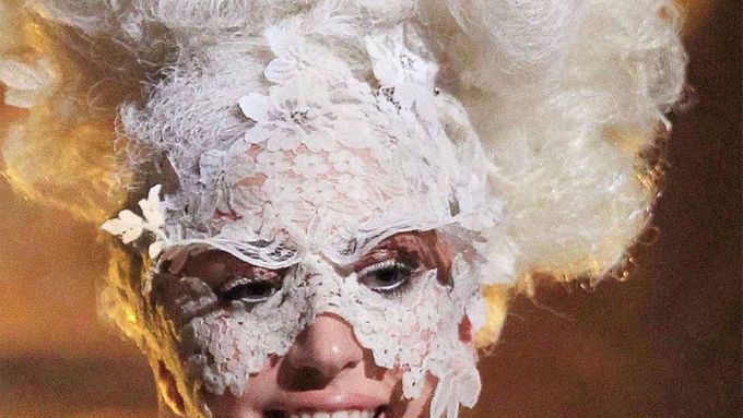 Lady Gaga si místo obličeje pořídila krajkoví.
