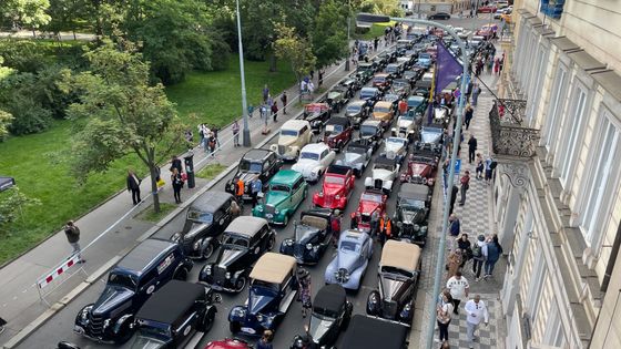 Českem frčí automobilová krása. Odstartoval legendární závod a o hvězdy není nouze