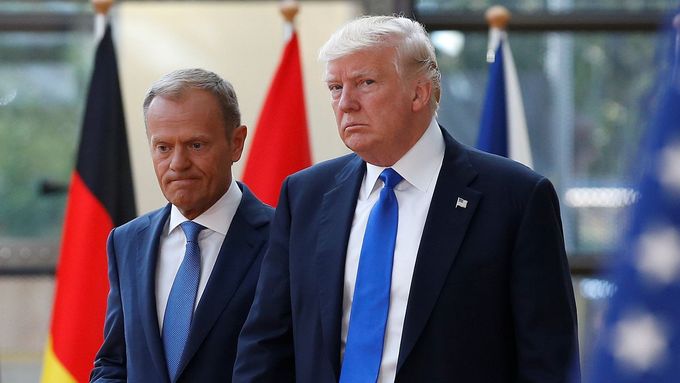 Donalda Trumpa přivítal v Bruselu ve čtvrtek šéf Evropské unie Donald Tusk.