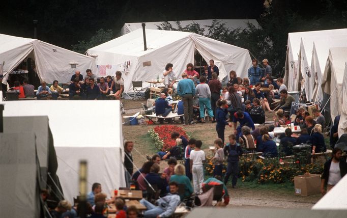 Situace uvnitř a vně velvyslanectví SRN, kde stovky uprchlíků z Východního Německa hledalo azyl, ve snaze se dostat mimo železnou oponu. Praha 1989.