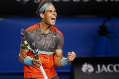 ŽIVĚ Nadal-Federer 7:6, 6:3, 6:3, bitvu titánů ovládl Nadal