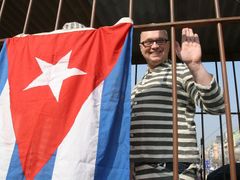 Novinář Jan Macháček se jako první nechal zavřít do klece, kterou na Václavské náměstí umístila nadace Člověk v tísni na připomenutí kubánských politických vězňů.