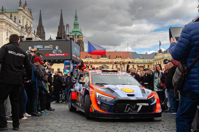 Start Středoevropská rallye na Hradčanském náměstí v Praze.