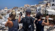 Santorini, Řecko. Výhledy na Santorini lákají mnoho návštěvníků, což vede k neprůchozím ulicím a problémům při shánění volného ubytování. Ostrov Naxos oplývá nádhernými plážemi, jsou tu také půvabné vesničky s bohatou historií, a to vše s menšími davy.