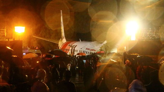 Letadlo společnosti Air India, které havarovalo při přistání v indickém městě Kalikut ve státě Kérala.