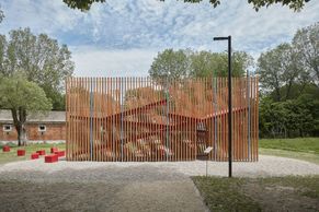 Dvojice architektů reprezentuje Česko na Bienále v Benátkách. Navrhli zábavný plot