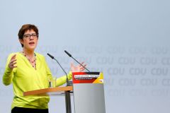 Sázka na jistotu, rozumová volba. Německý tisk komentuje volbu nové šéfky CDU