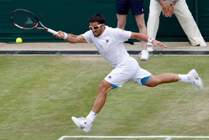 Srbský tenista Jnko Tipsarevič returnuje na Američana Ryana Sweetinga ve 2. kole Wimbledonu 2012.