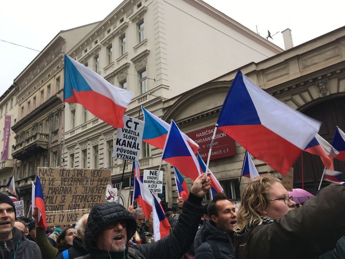 Účastníci protivládního protestu zamířili 17. listopadu k České televizi.