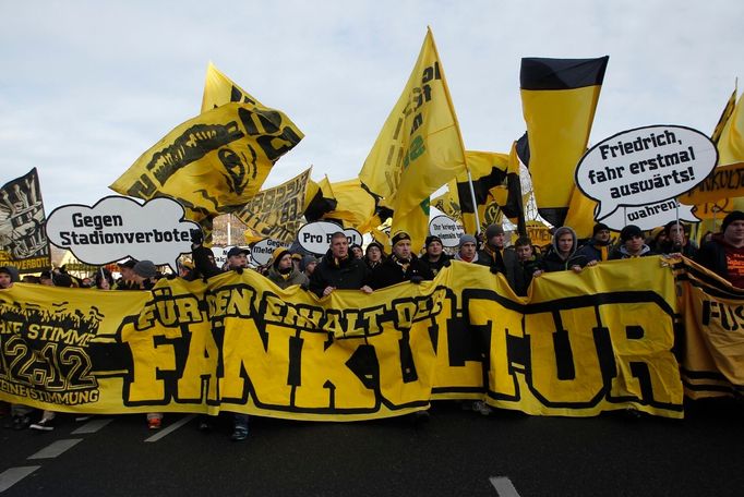 Fanoušci Borussie Dortmund před zápasem demonstrovali proti plánovanému zrušení sektorů k stání na německých ligových stadionech.