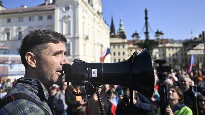 Ladislav Vrábel jako organizátor na demonstraci za odvolání vlády premiéra Petra Fialy z ODS v říjnu 2022