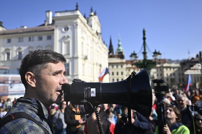 Ladislav Vrábel jako organizátor na demonstraci za odvolání vlády premiéra Petra Fialy z ODS v říjnu 2022