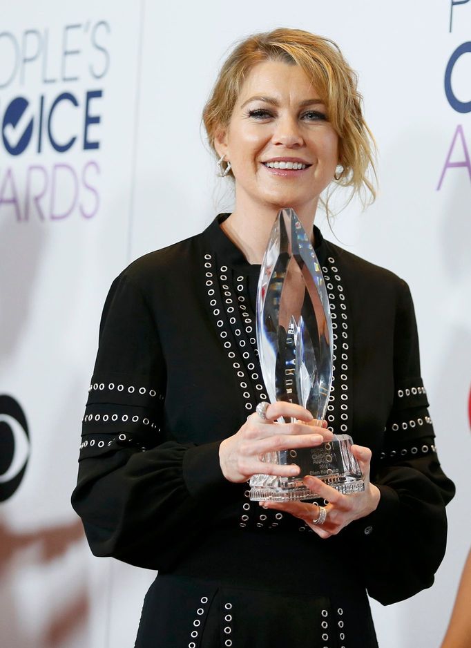 Ellen Pompeo poses with her award during the People's Choice Awards 2016 in Los Angeles