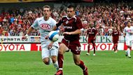 Jan Procházka (FK Siad Most) a Marek Kulič (AC Sparta Praha) si běží pro míč.