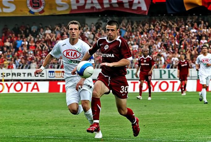 Jan Procházka (FK Siad Most) a Marek Kulič (AC Sparta Praha) si běží pro míč.