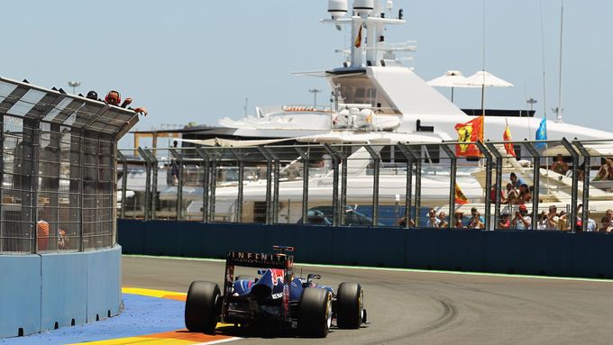 Loňský závod v přístavních ulicích ovládl Sebastian Vettel v Red Bullu.