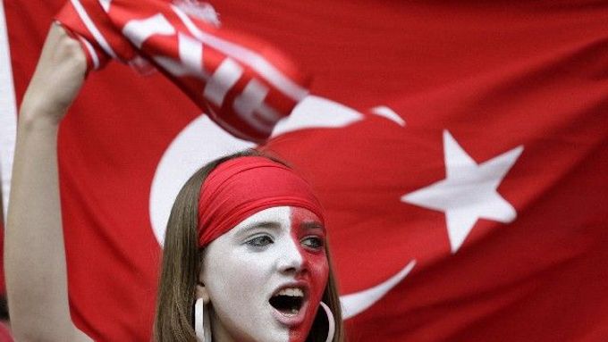 Turecká fanynka mohla mít radost. Turci se udrželi v postupové hře, aby pak mohli setnout svěřence trenéra Brücknera.