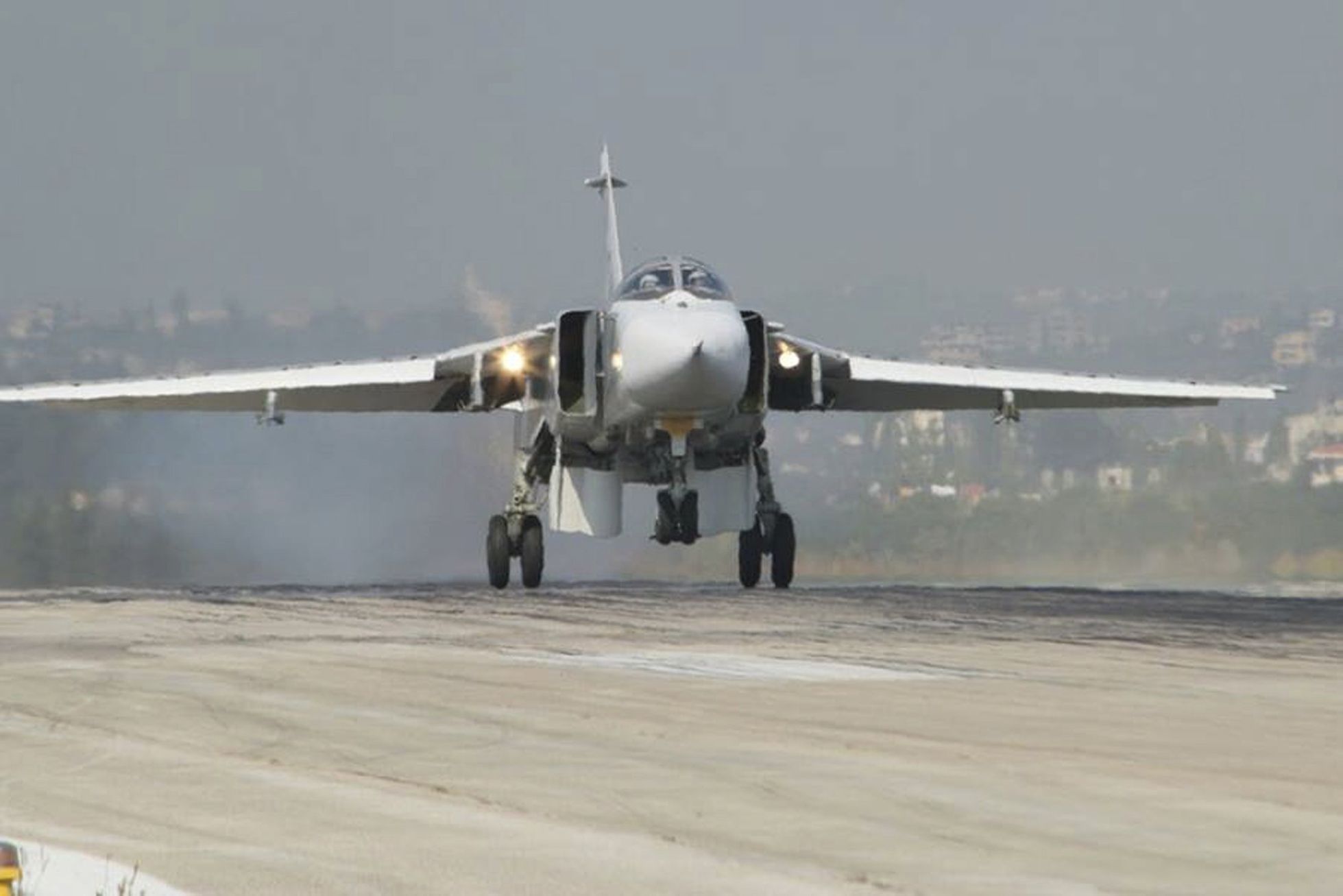 Ruský suchoj Su-24 na základně v syrské provincii Latákíja