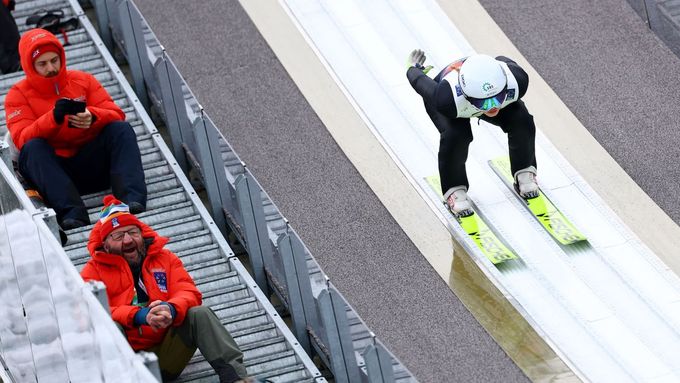 Český sdruženář Jiří Konvalinka při skokanské části závodu smíšených družstev. Jeho pokus pořadatele na můstku zjevně příliš nezajímal...
