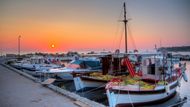 9. Tsilivi (Zakynthos) - Město na východní straně ostrova si zahraniční turisté oblíbili především kvůli rozlehlým písčitým plážím. "Pláž v severní části města je vhodným místem k odpočinku a vybízí i k mnoha aktivitám. Doporučuji navštívit i zříceninu hvězdárny," radí cestovatelé.