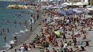 People sunbathe on the beach of the Promenade des Anglais as temperatures are close to 30 degrees Celsius (86 Fahrenheit) in Nice June 29, 2012. REUTERS/Eric Gaillard (FRANCE - Tags: TRAVEL ENVIRONMENT) Published: Čer. 29, 2012, 1:14 odp.