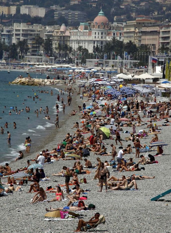 People sunbathe on the beach of the Promenade des Anglais as temperatures are close to 30 degrees Celsius (86 Fahrenheit) in Nice June 29, 2012. REUTERS/Eric Gaillard (FRANCE - Tags: TRAVEL ENVIRONMENT) Published: Čer. 29, 2012, 1:14 odp.