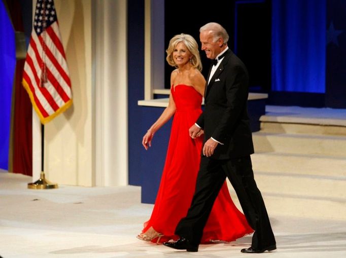 Viceprezident Joe Biden s manželkou Jill přicházejí na Commander-In-Chief Ball.