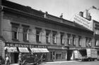 Ještě v červenci 1937 tu stál hostinec U bílé labutě (sedí na střeše).