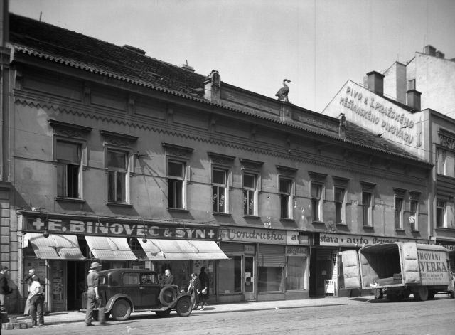 Praha - dům "U bílé labutě" na Poříčí (též zvaný Poduškovic). Snímek z července 1937.