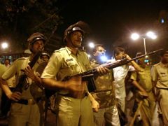 Indické bezpečnostní jednotky na místě útoků v Bombaji