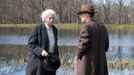 Tom Conti v roli Alberta Einsteina a Cillian Murphy jako Robert Oppenheimer.