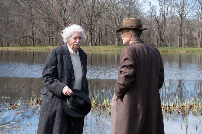 Tom Conti v roli Alberta Einsteina a Cillian Murphy jako Robert Oppenheimer.