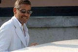 Herec George Clooney při příjezdu do benátského hotelu Cipriani. Na festivalu představí film "Michael Clayton", jehož je hvězdou.