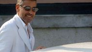 Herec George Clooney při příjezdu do benátského hotelu Cipriani. Na festivalu představí film "Michael Clayton", jehož je hvězdou.