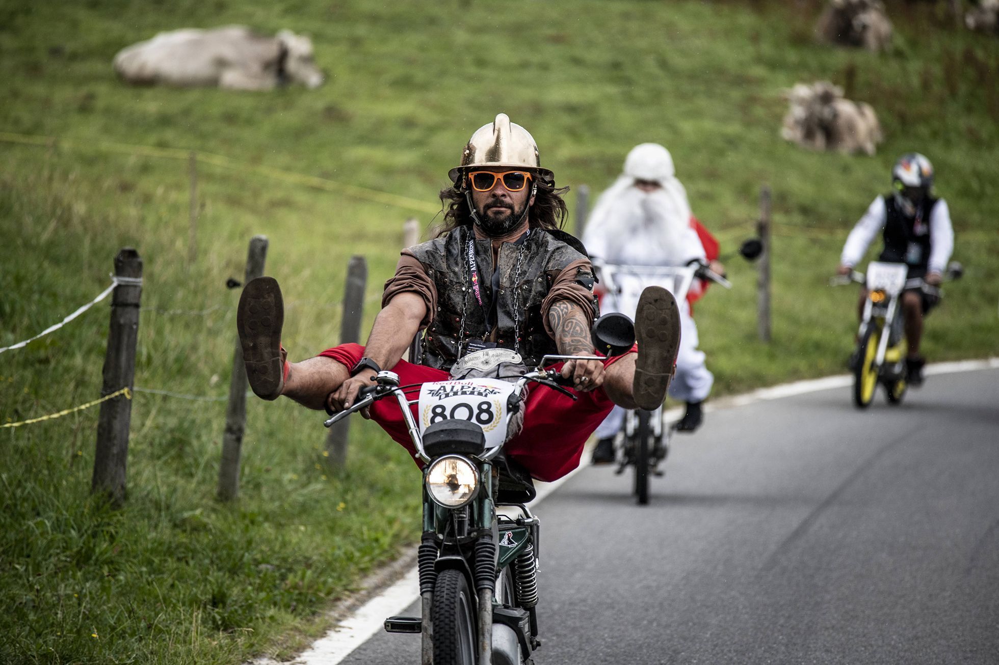 Závody mopedů po švýcarsku. Fotografie z akce Red Bull Alpenbrevet 2022