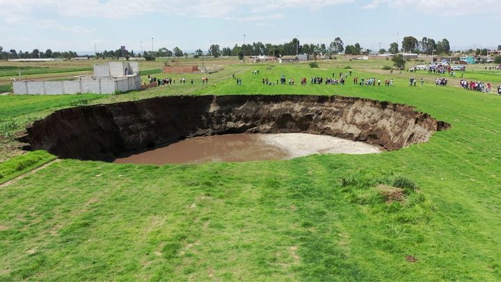 Z pětimetrové díry se zakrátko stal stometrový kráter. Mexická Puebla řeší záhadu; Zdroj foto: Reuters