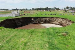 Z pětimetrové díry se zakrátko stal stometrový kráter. Mexická Puebla řeší záhadu