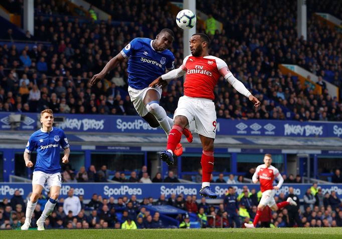 Kurt Zouma z Evertonu v souboji s Alexandre Lacazettem z Arsenalu