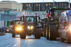 Do Prahy dorazilo podle mluvčího akce Daniela Sterzika na pět set traktorů a jiné zemědělské techniky.