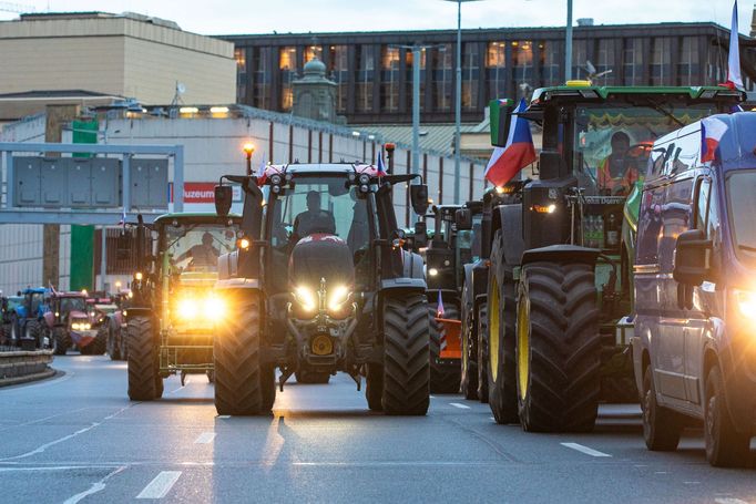 Protest části zemědělců s traktory v Praze na magistrále a před ministerstvem zemědělství, 19. 2. 2024.