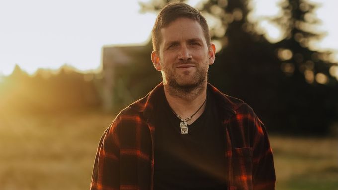 Spisovatel Štěpán Javůrek po trilogii Sudetský dům v listopadu 2025 vydává román Léta sametová.