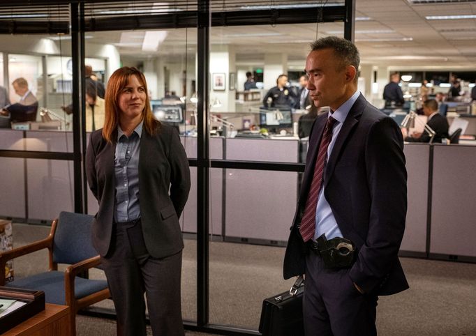 Sarah Burnsová jako detektivka Mae Dunnová a James Hiroyuki Liao jako Albert Nguyen.